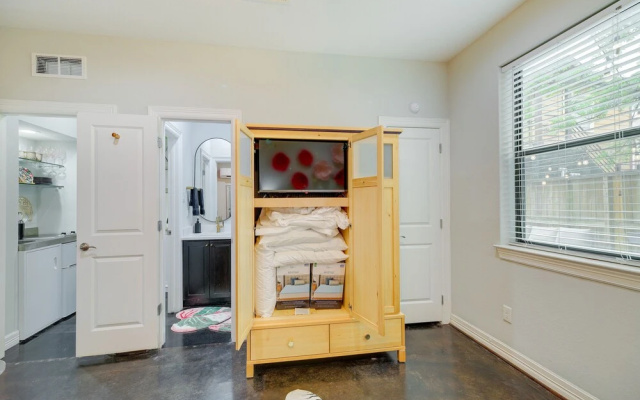 Houston Vacation Rental ~ 1 Mi to Downtown!