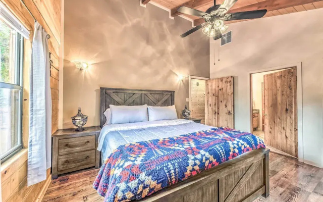 Updated Ruidoso Cabin w/ Spacious Deck & View