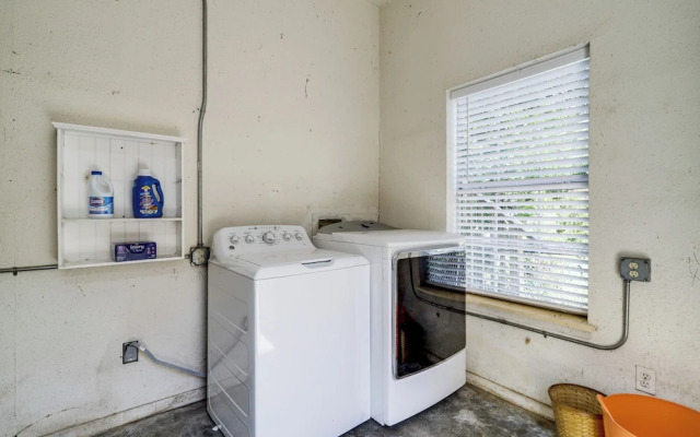 Wine Tours & Antiquing: Townhome Near Dtwn Brenham