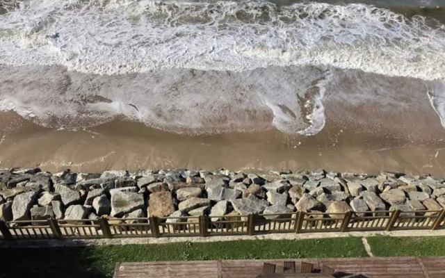 The Benervilloise Villa With its Feet in the Water