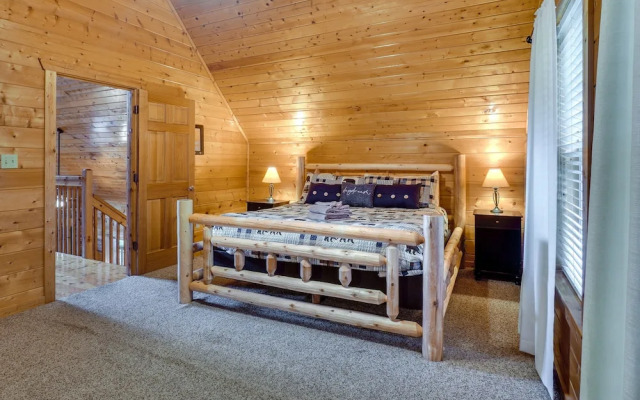 Gatlinburg Getaway: Private Hot Tub & Fireplace!