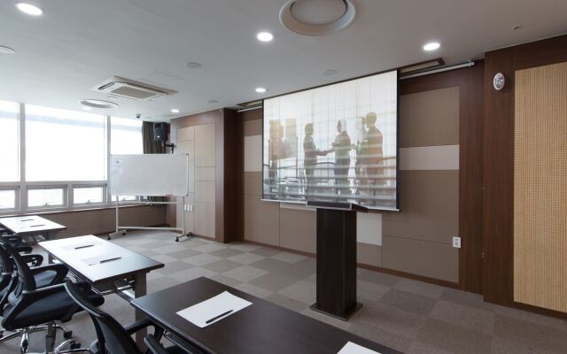 Felix by STX Hotel & Suite