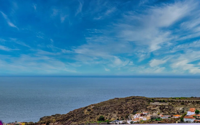 Spacious Central Apt w Private Parking Ocean View