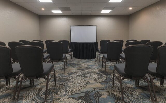 Holiday Inn & Suites Phoenix Airport North by IHG