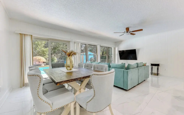 Spacious Jacksonville Home: 6 Mi to Downtown!