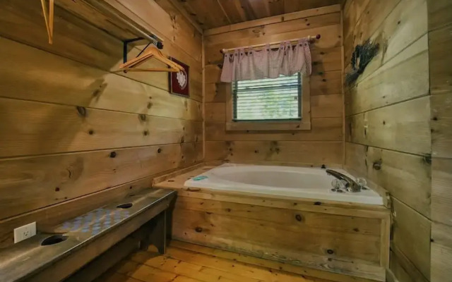 Cabin in Nature w/ Hot Tub & Games!