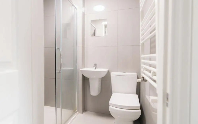 D'luxe 5 Beds Home in Isleworth London