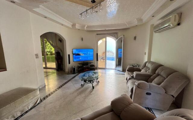 4 bedroom villa with garden and private pool