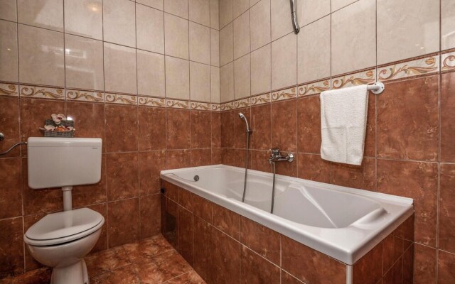 Beautiful Apartment in Makarska With Jacuzzi, Wifi and 3 Bedrooms