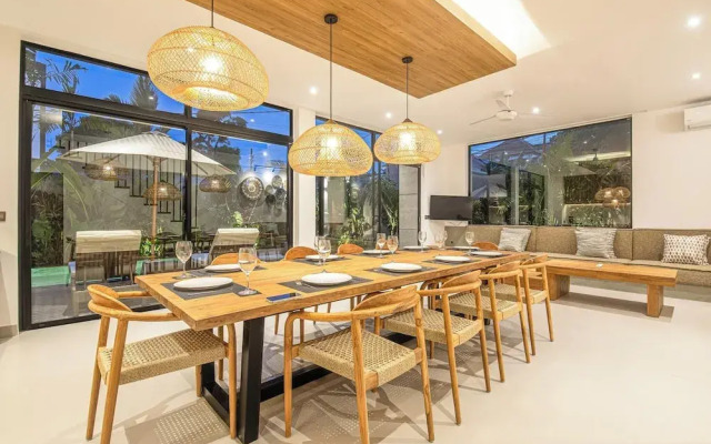 Luxury 5BR Retreat, 400m From Café Del Mar Shore