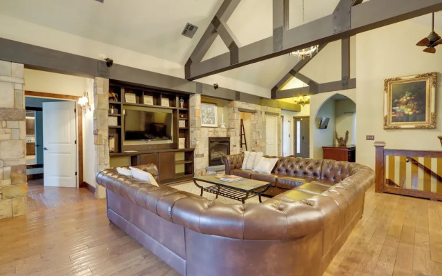 'dragon Castle' w/ Secret Passage, Dock, & Hot Tub