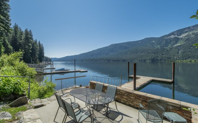 All About The Lake 4 Bedroom Home by NW Comfy Cabins by RedAwning