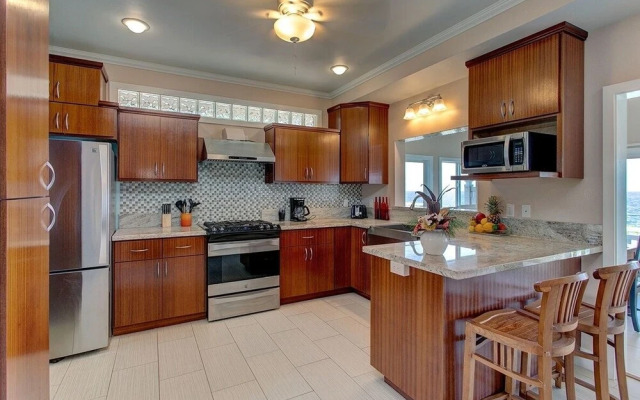Paradise Ocean View 2 Bedroom Home by RedAwning
