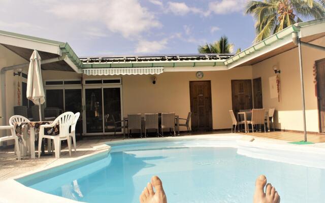 Tahiti - Sanny's Place Room & Pool