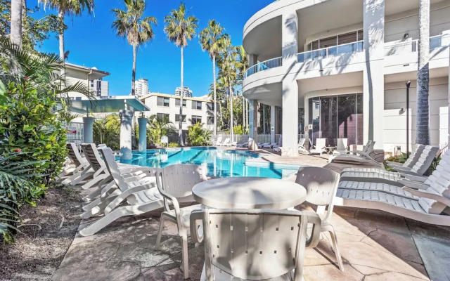 Surfers Paradise Studio with Ocean Views