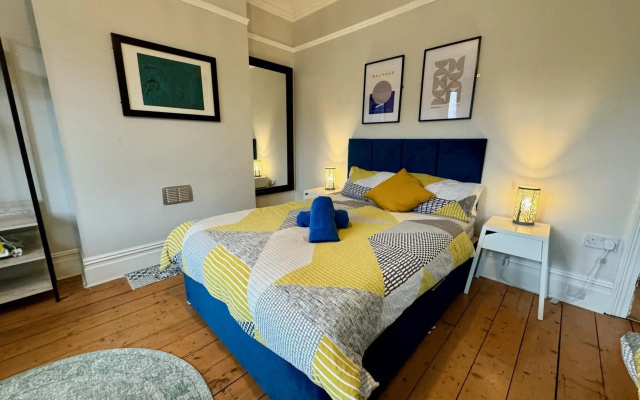 Large CityCentre Townhouse & Pool Table with Offroad Parking