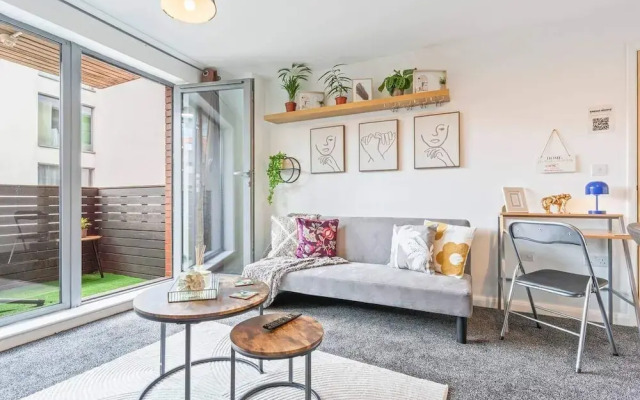 Desert Oasis 2 Bed 2 Bath Parking Netflix