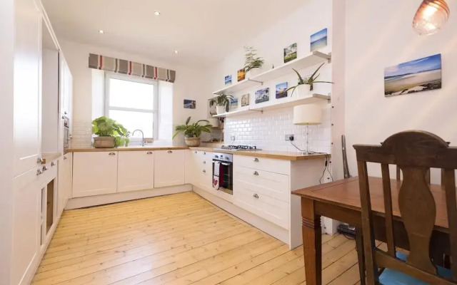 JOIVY Gorgeous 1-Bed Flat With A Shared Garden