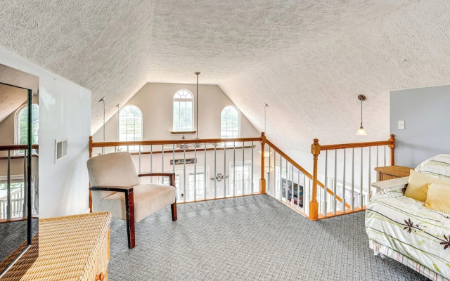 Tennessee River Retreat: Multi-level Deck & Views