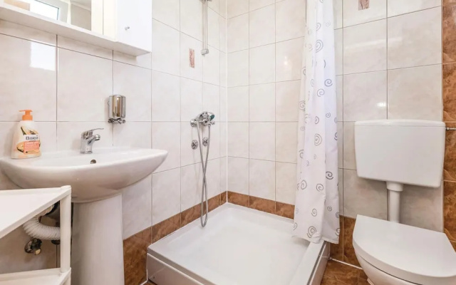 Nice Home in Licko Lesce With 2 Bedrooms and Wifi