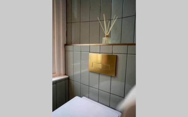 The West End Retreat - Luxurious Apartment - Prime Location
