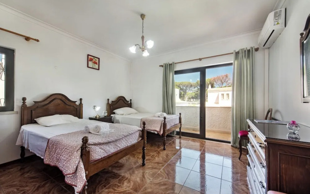 Residential Cul-de-sac Walking Distance to Centre, Private Pool, Free AC & Wifi