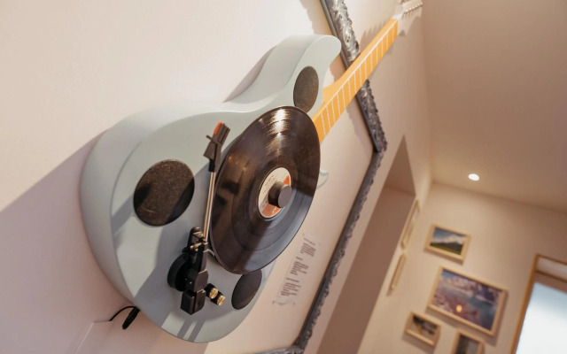 DMG - 'Funky First Floor' Unique Mountain Apartment