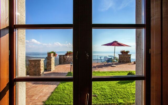 Lovely Villa in Tuoro sul Trasimeno with Pool