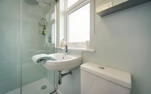 Super 5 Bedroom Family Friendly Retreat Rustington