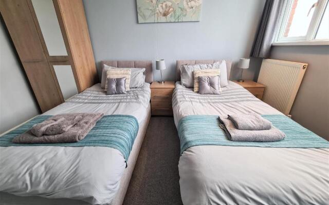 3 Bedroom Apartment Coventry - Hosted by Coventry Accommodation