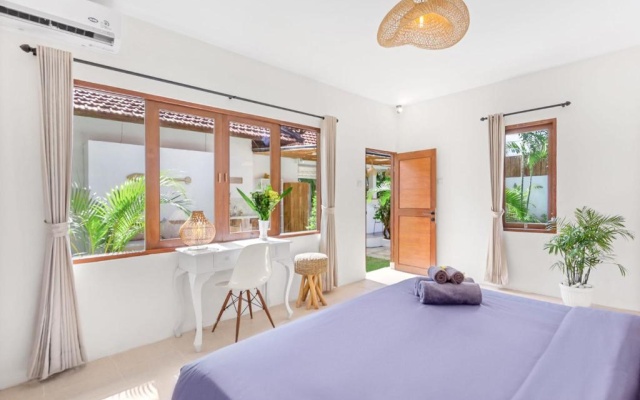 Villa Cologne - 6 BDR Villa, 2 Private Pools & Huge Garden, Walk to the Beach – Balcony – Kuta