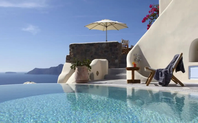 Pezoules of Oia