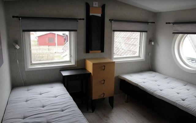Stuga med havsutsikt och 50m till strand