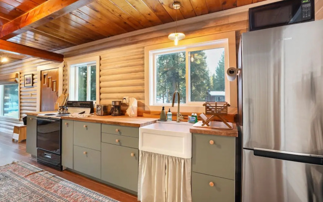 Augies Authentic Log Cabin! Pets Welcome!