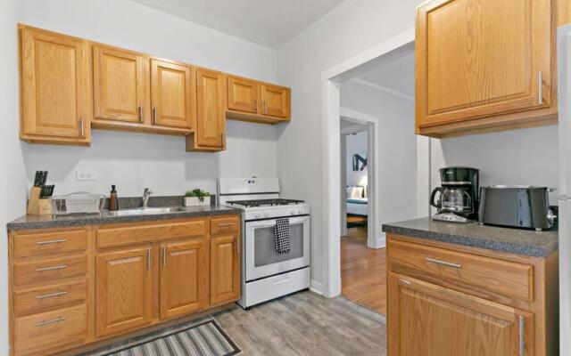 Great Price & Top Location, Comfy 1BR Apt for 4