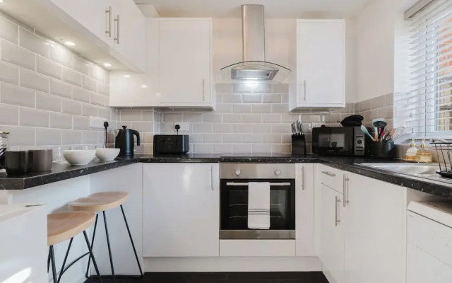 Corner House - Bright 2BD in Cheltenham