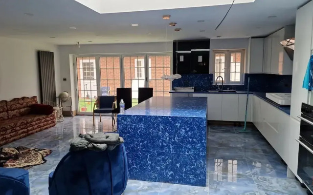 Cozy Dagenham Retreat - 2BR House