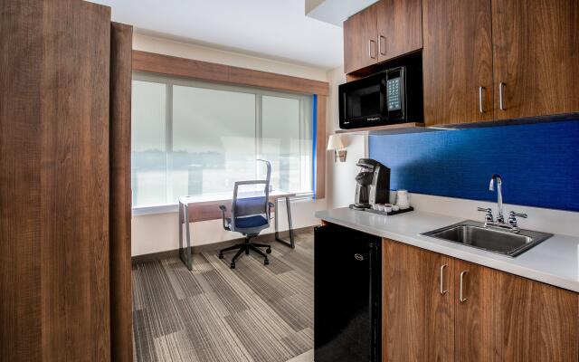 Holiday Inn Express & Suites Ontario by IHG