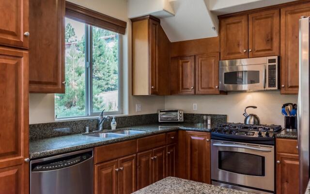 Mammoth Gateway Village 11