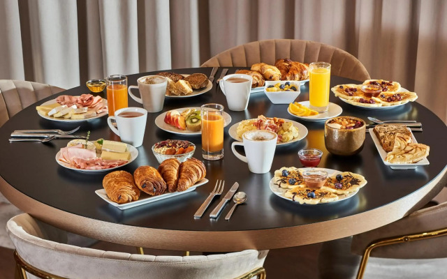 Gatsby Hotel & Restaurant by Happyculture