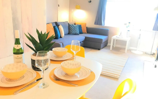 Toronto Apartment in Seaside Town With Parking