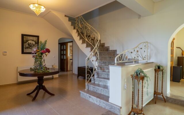 Paul's American Mansion- Volos suburb