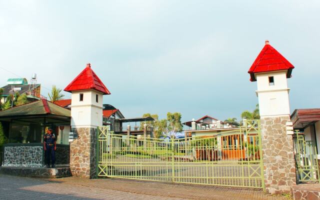 De Villa Istana Bunga by HouseinBandung