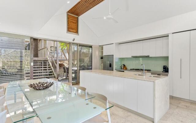 Fuller Holidays - Belongil Beach Pavilion House, 18A Childe St