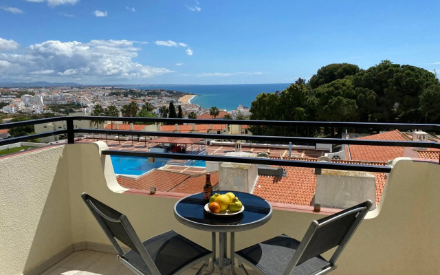 Apartamento com piscinas e ténis - 7 mins da praia