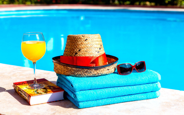 Hotel Tropicana Suites Deluxe Beach Club & Pool
