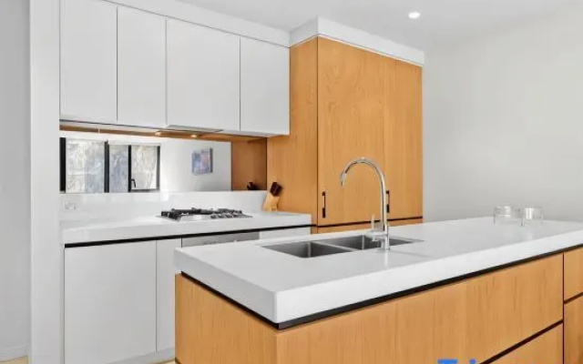Urban Oasia off Chapel St with GYM, Pool & Parking – Kitchen – Melbourne