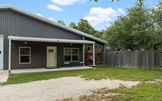 Peaceful Cottage w/ Grill Mins to Lake Travis