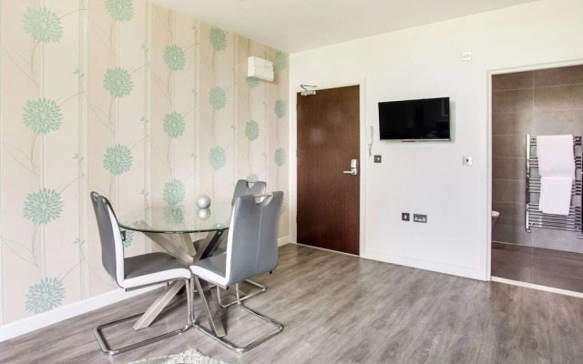 Elegant Apartment in Milton Keynes near Snozone