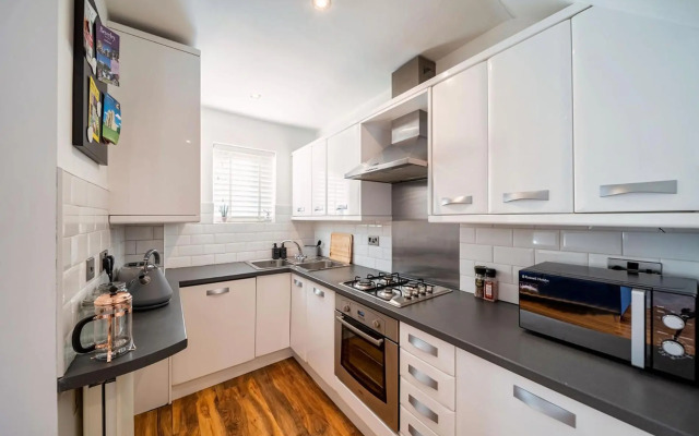 Charming & Central Apt w/ Garden & Free Parking